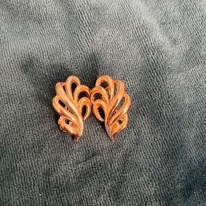 Vintage gold tone women’s clip on earings